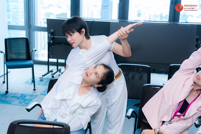 Yoga công ty tập tại văn phòng làm việc