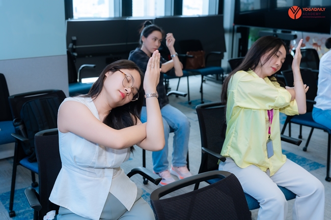 Yoga công ty tập tại nơi công sở